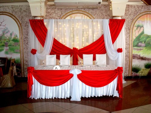 Свадебное оформление, оформление свадьбы №1 (8000 рублей) : фон за молодыми, юбка, качель из ткани, светодиоды.